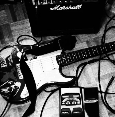 دانلود آهنگ نالوطی من بدجور دلتنگتم